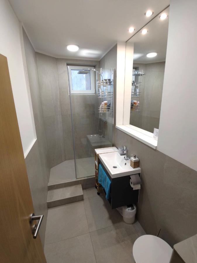 Big Stay - 4 Bedroom, 2 Bathroom Central Apartment With Ac ブラチスラヴァ エクステリア 写真