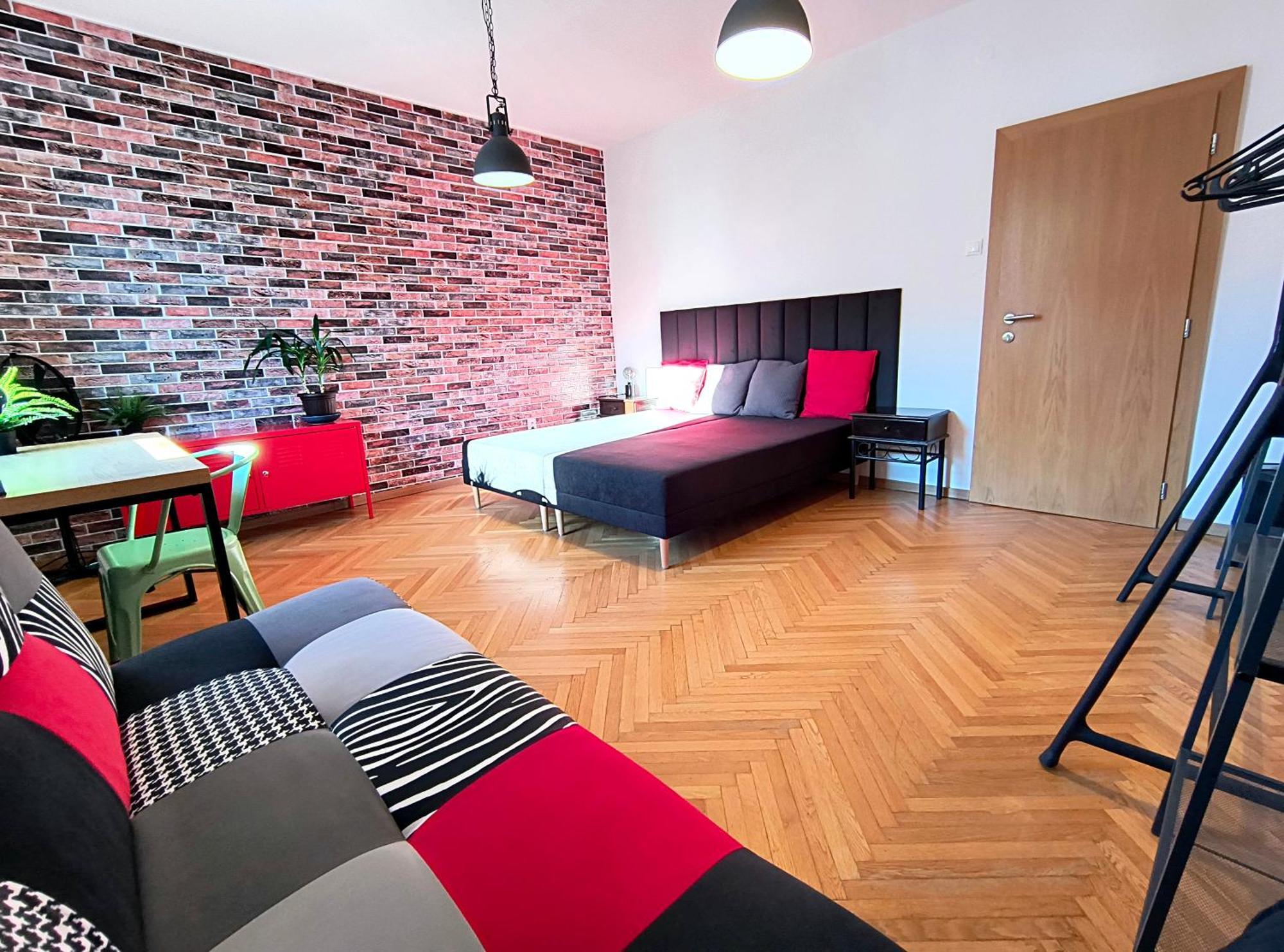Big Stay - 4 Bedroom, 2 Bathroom Central Apartment With Ac ブラチスラヴァ エクステリア 写真